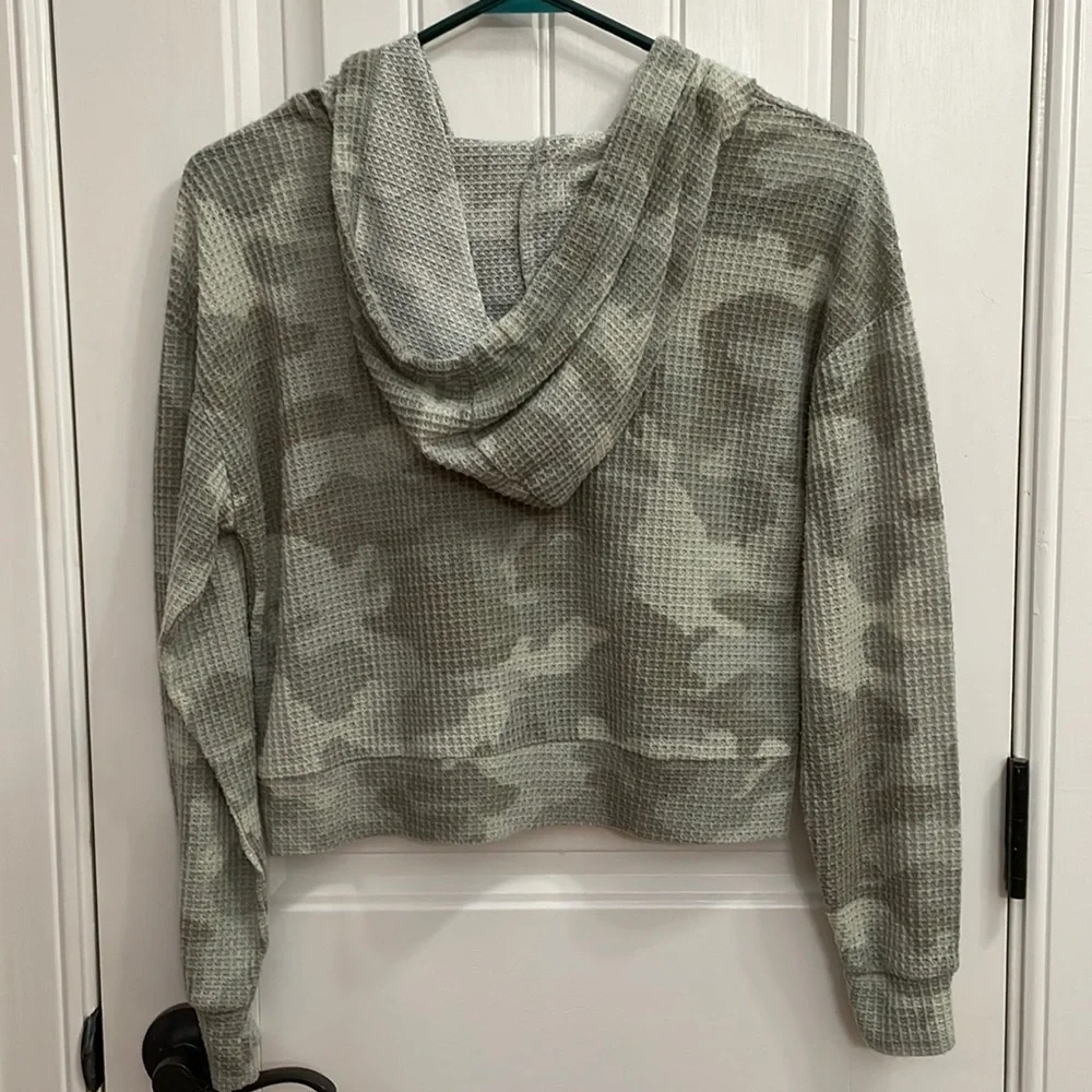 Cozie camo cropped hoodie.  XS - Picture 2 of 5